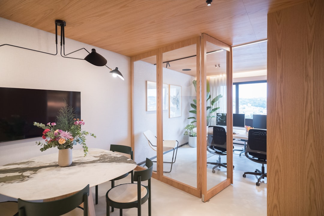 Best room booking system, meeting room booking panel mounted on office door